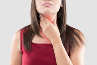 woman having thyroid symptoms